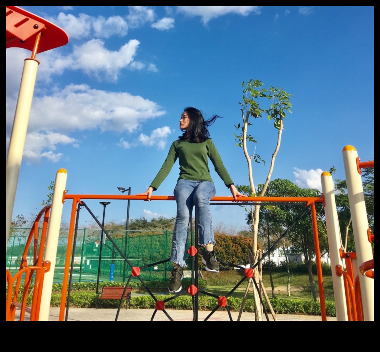 Jungle Gym Journeys: Antrenamente în aer liber în verdeață luxuriantă